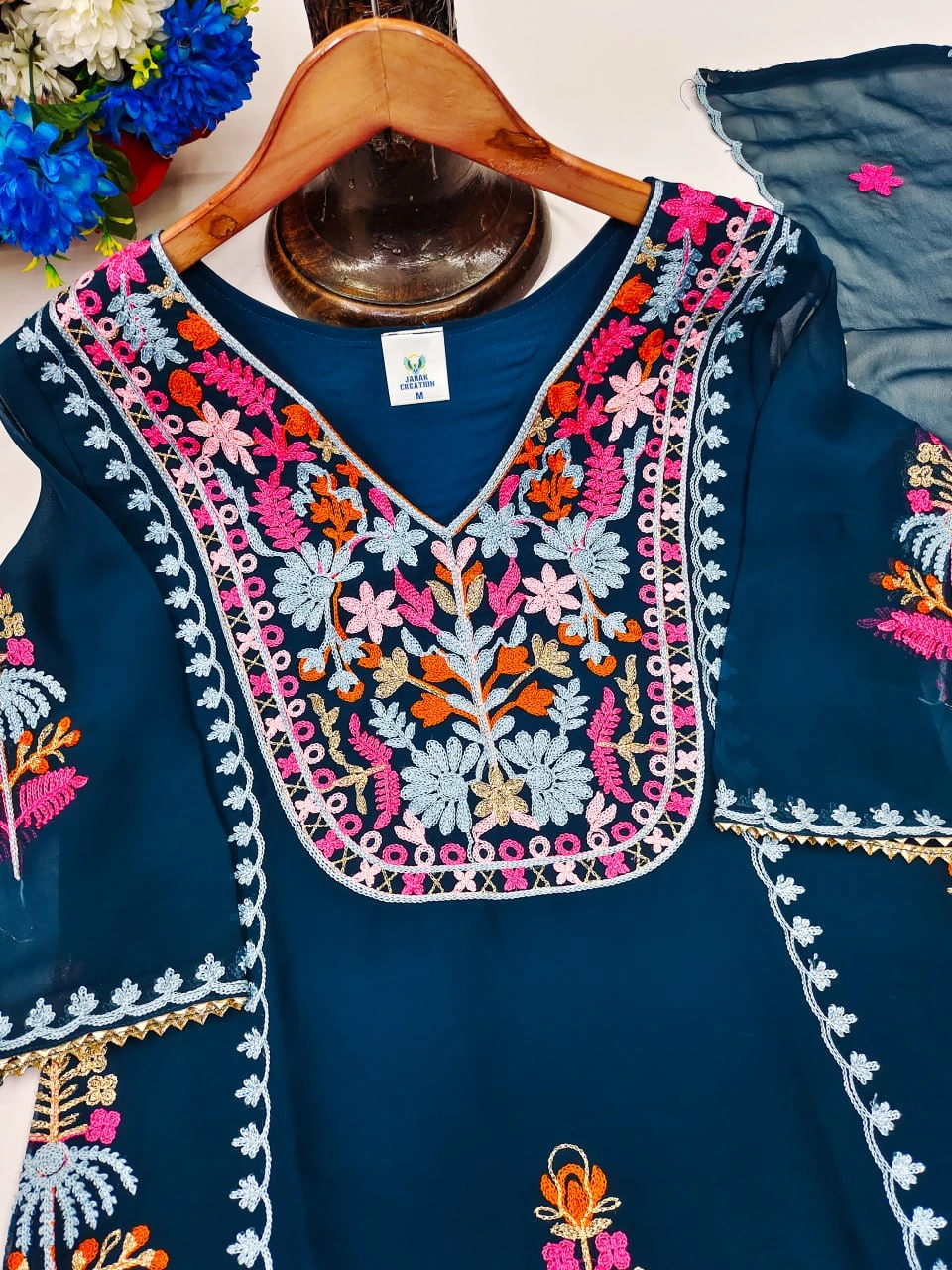 Sleeve Length: Three-Quarter Sleeves